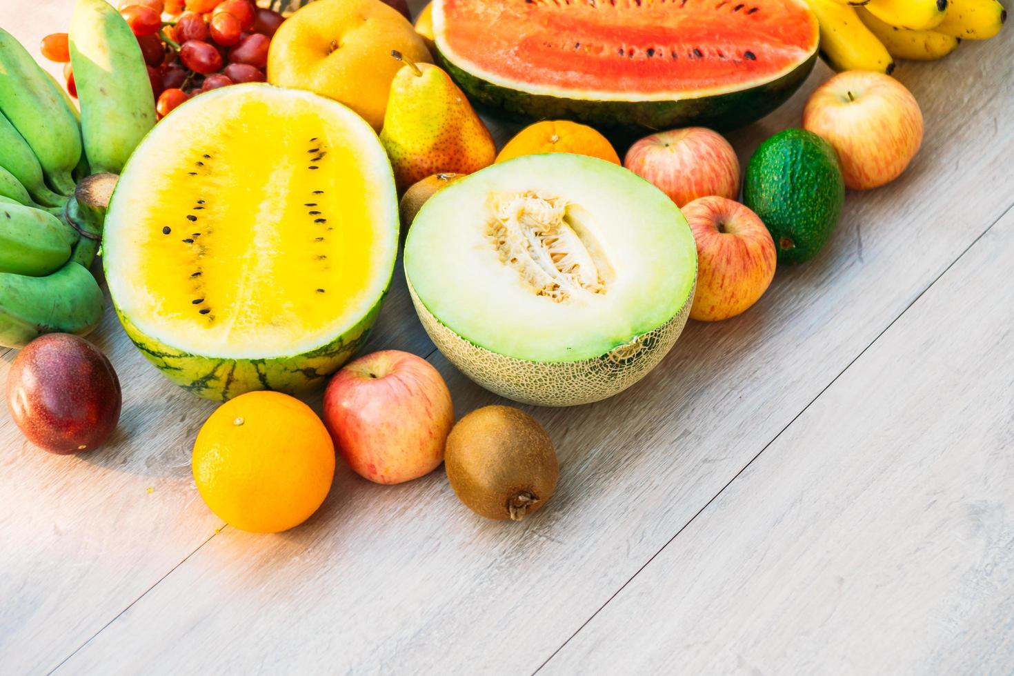 fruits mélangés avec pomme, banane orange et autres photo