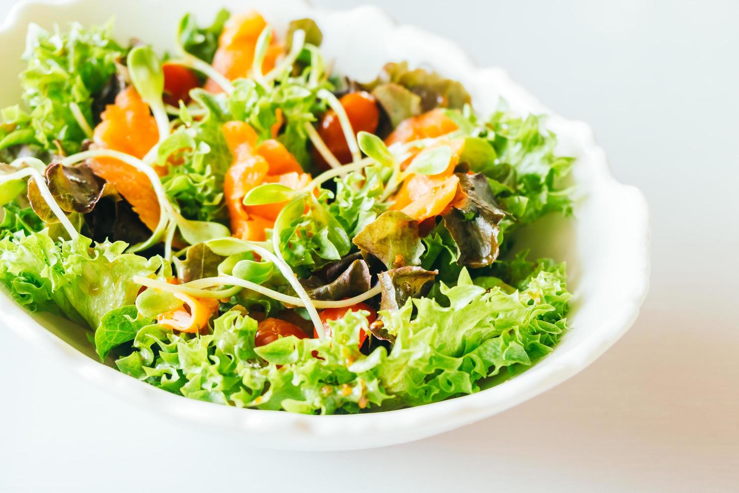 saumon fumé avec salade de légumes photo