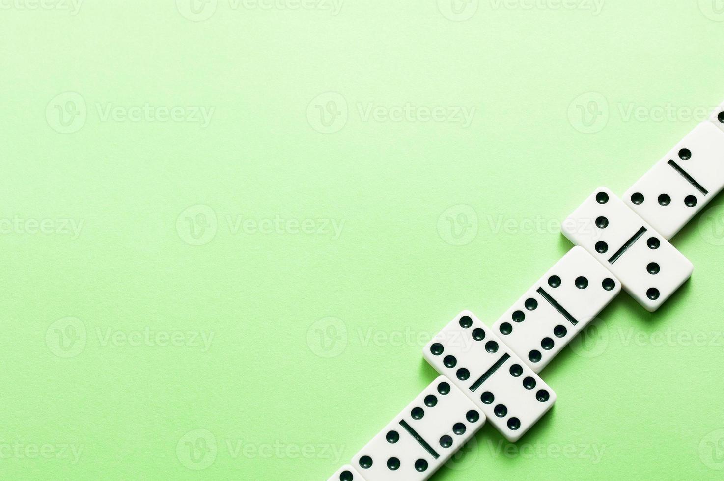 couche de domino sur fond vert avec espace de copie gratuit photo