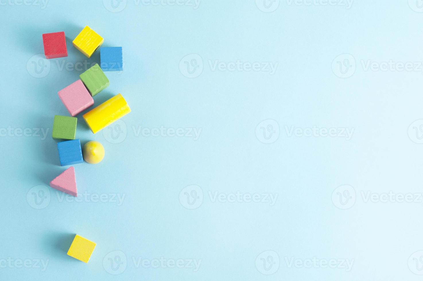 figures géométriques en bois colorées sur fond bleu avec espace de copie gratuit pour le texte photo