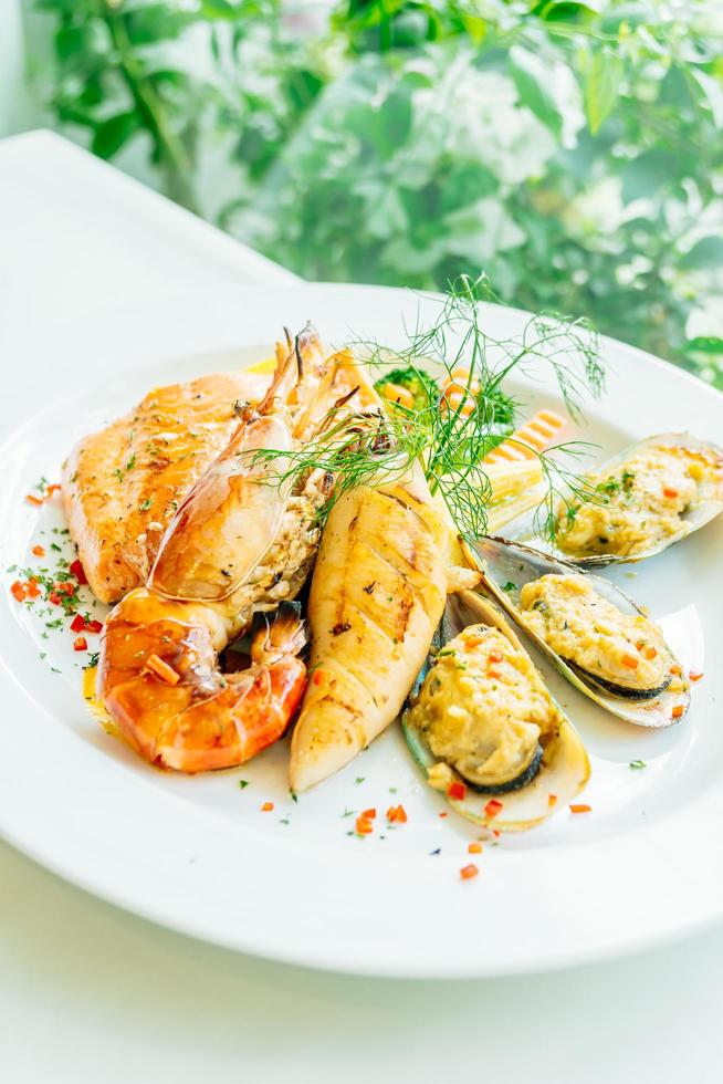 steak de fruits de mer grillés mixtes avec crevettes saumonées et autres viandes photo