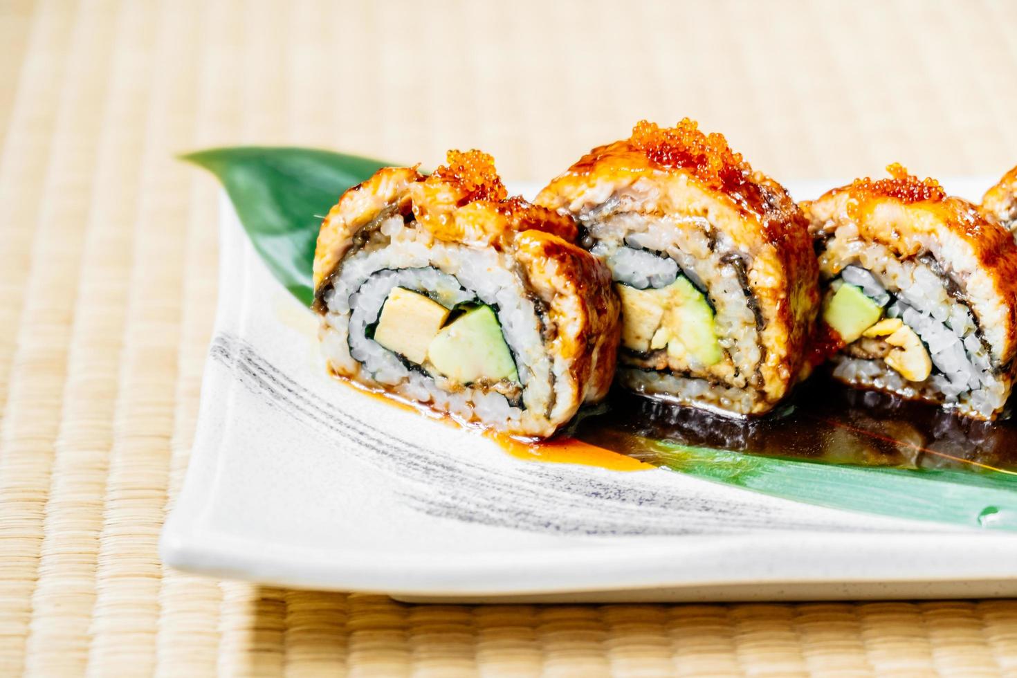 rouleau de sushi à l'unagi ou à l'anguille photo