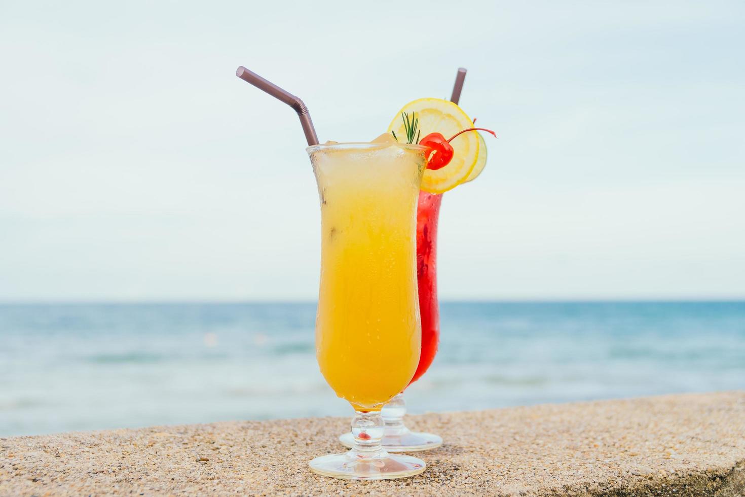 cocktails glacés verre à boire avec plage et mer photo