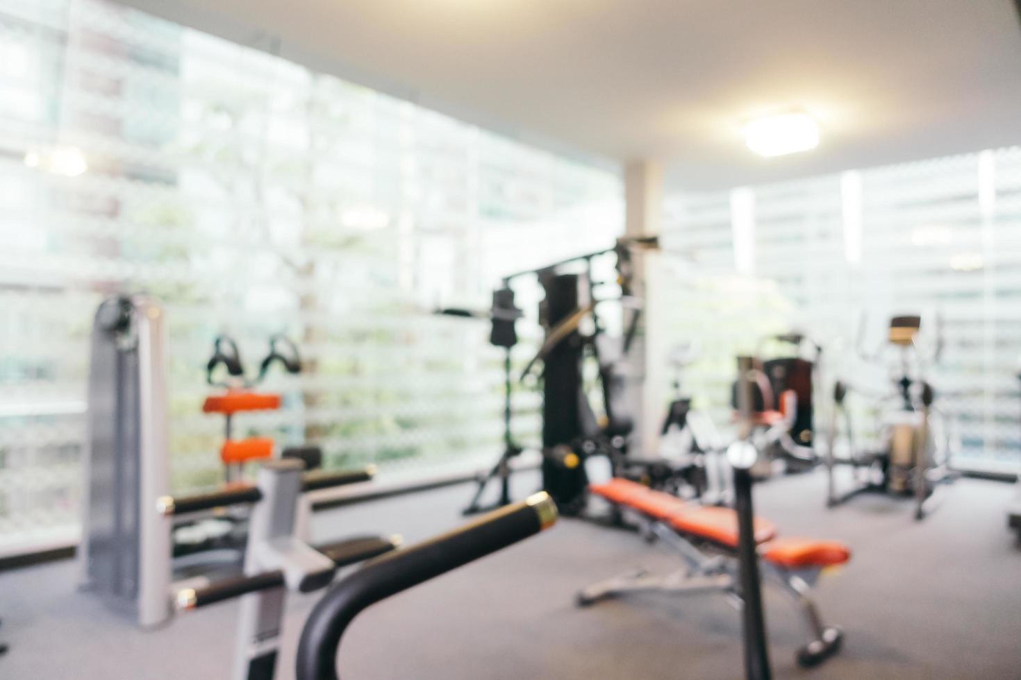 équipement de fitness flou abstrait dans la salle de sport photo