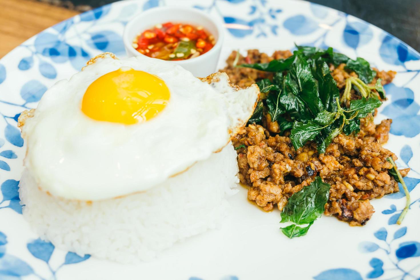 porc épicé avec feuille de basilic et riz photo