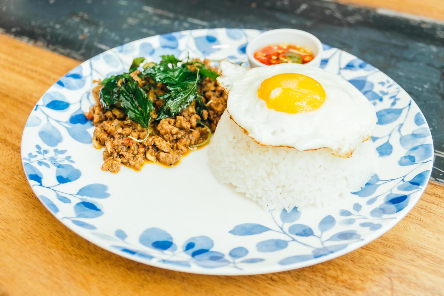 porc épicé avec feuille de basilic et riz photo