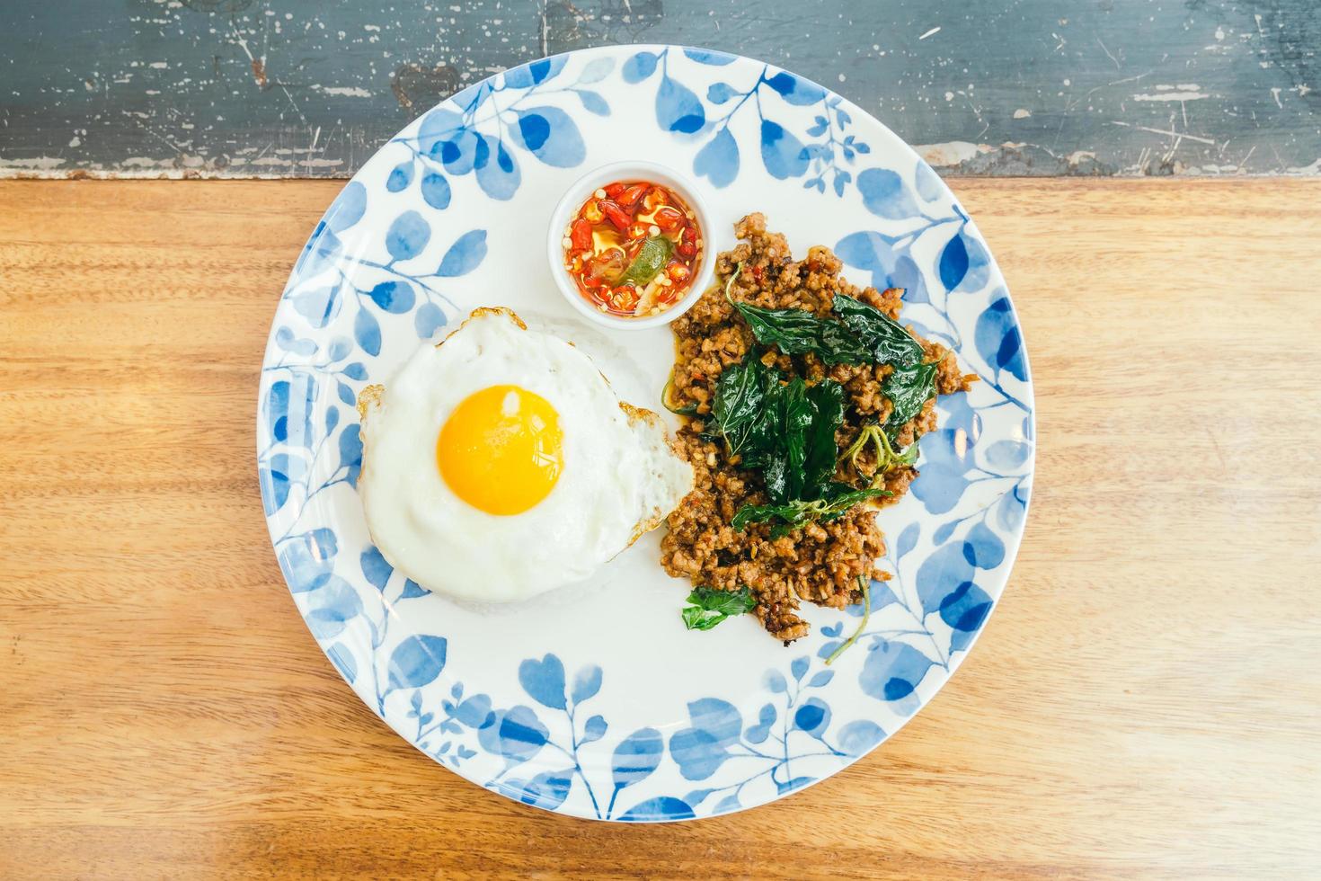 porc épicé avec feuille de basilic et riz photo