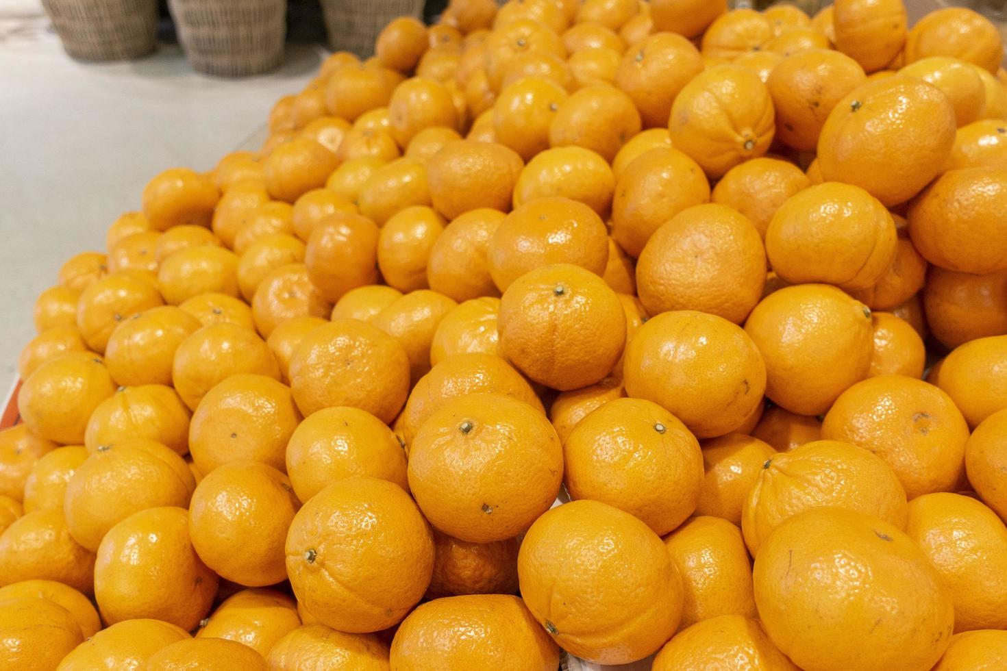 oranges en supermarché photo