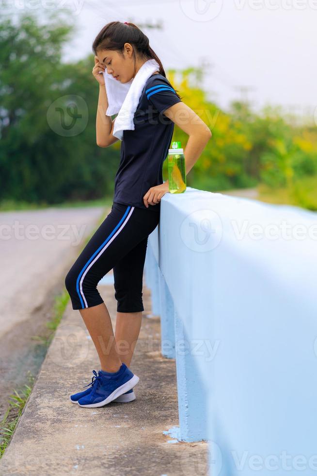 portrait d'une belle fille en vêtements de sport, courant une femme de forme physique en bonne santé s'entraînant pour le marathon en plein air photo