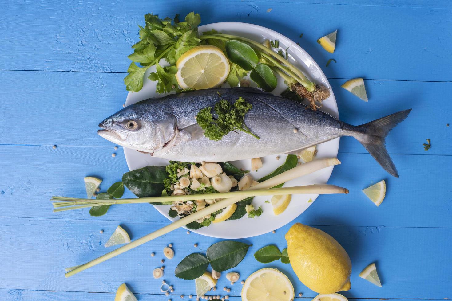 nourriture pour poissons avec ingrédient épices sur table bleue photo