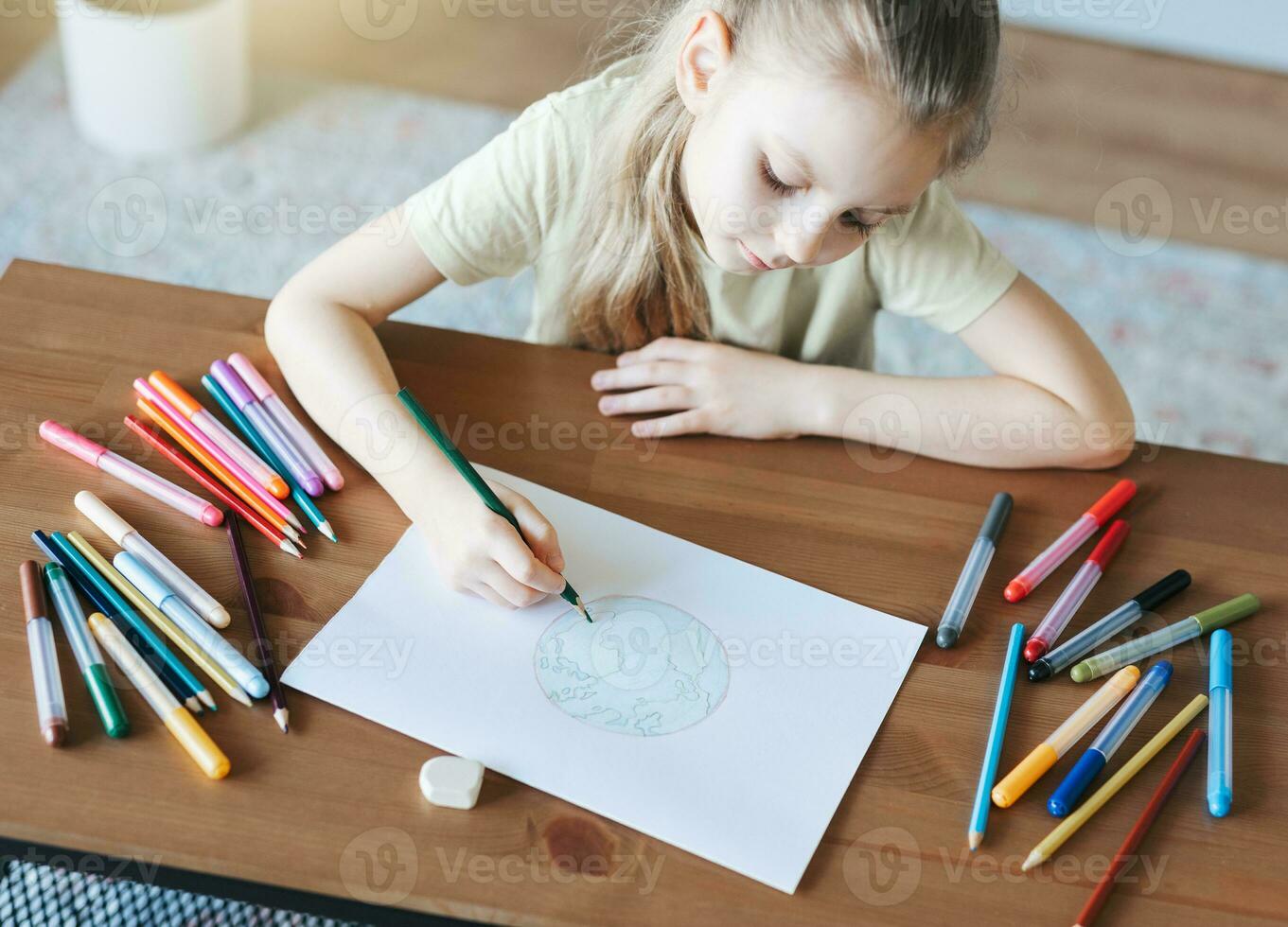 enfant fille dessin avec coloré des crayons photo