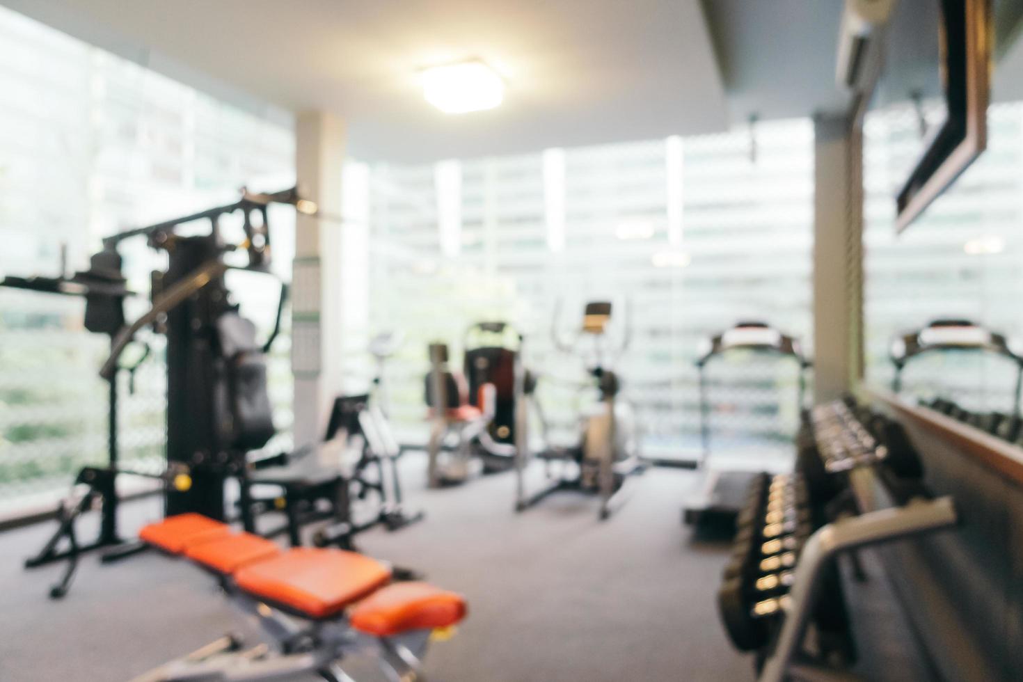 équipement de fitness flou abstrait dans la salle de sport photo