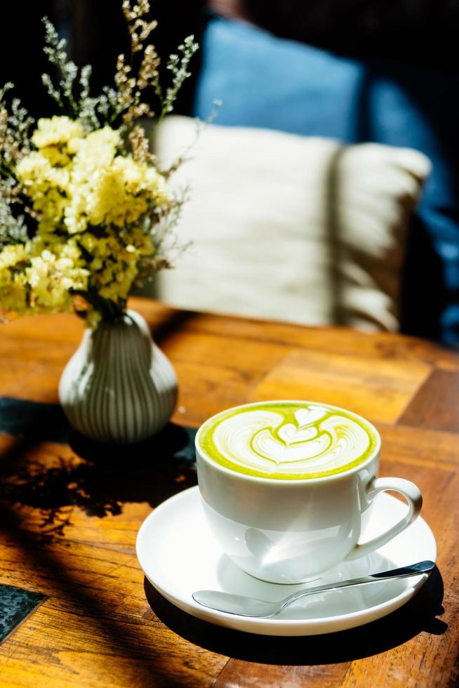 Thé vert matcha latte dans une tasse blanche photo