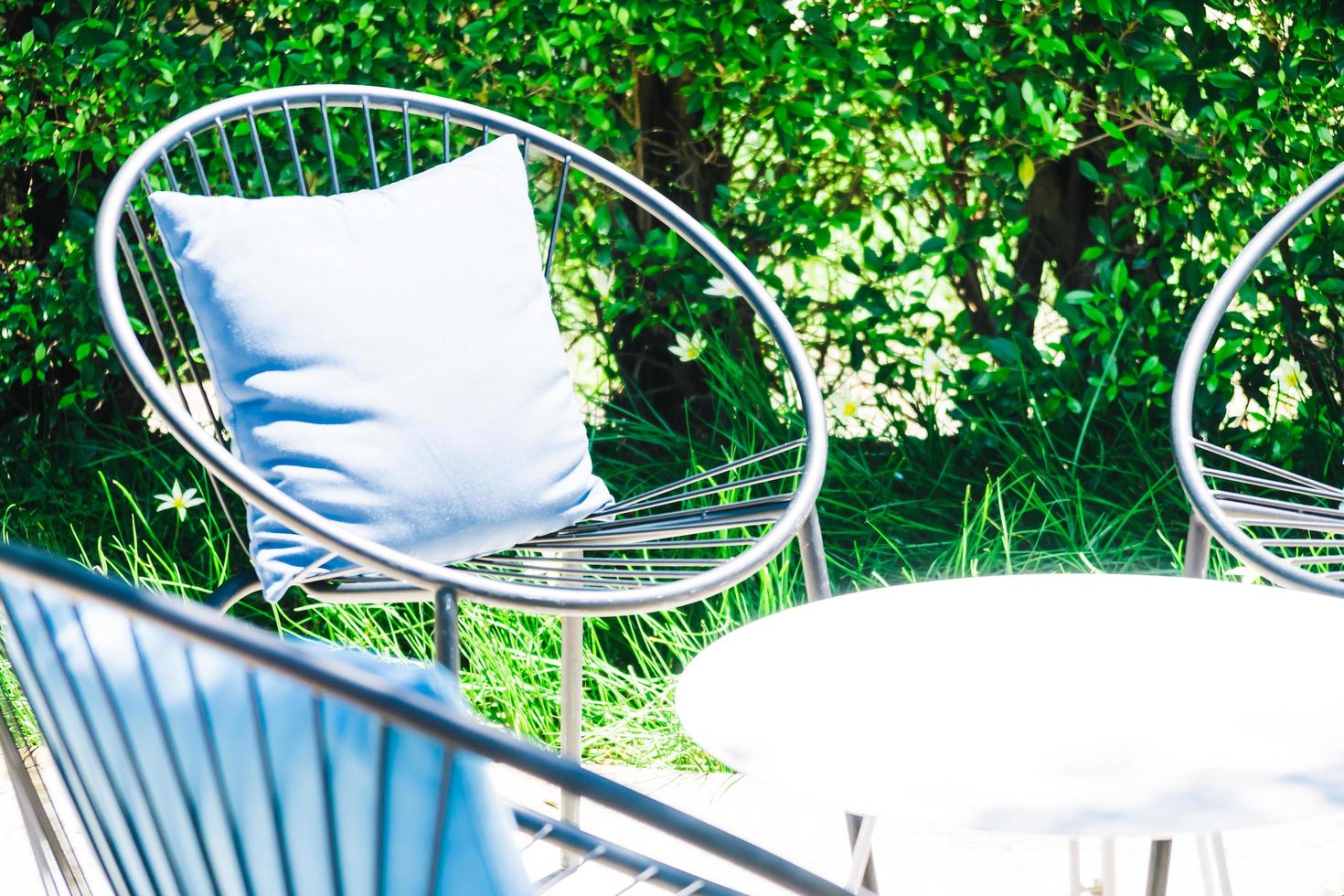 patio avec oreiller sur chaise et ensemble de table photo