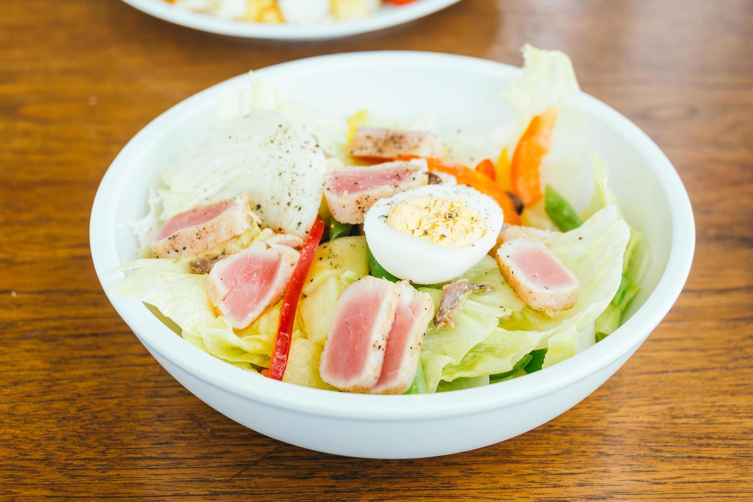 viande de thon et œuf avec salade de légumes photo