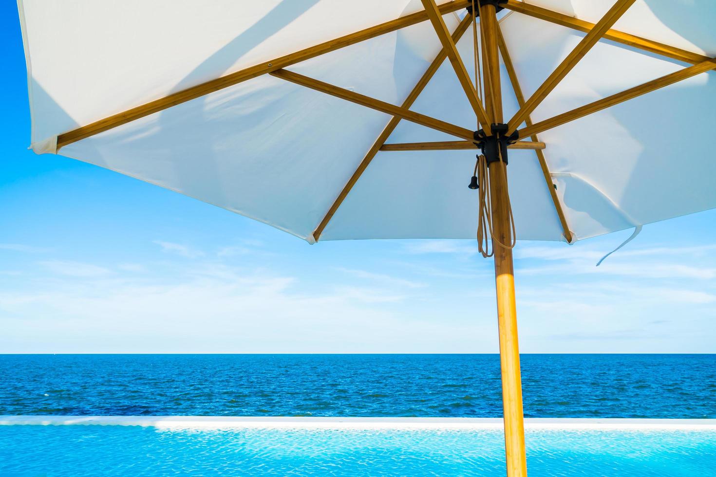 parasol blanc avec vue sur la mer et l'océan photo