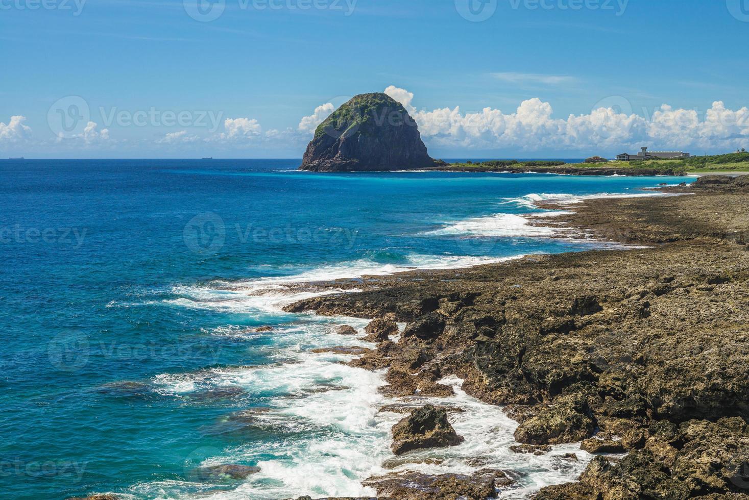 paysage de mantou rock situé à lanyu, taiwan au crépuscule photo