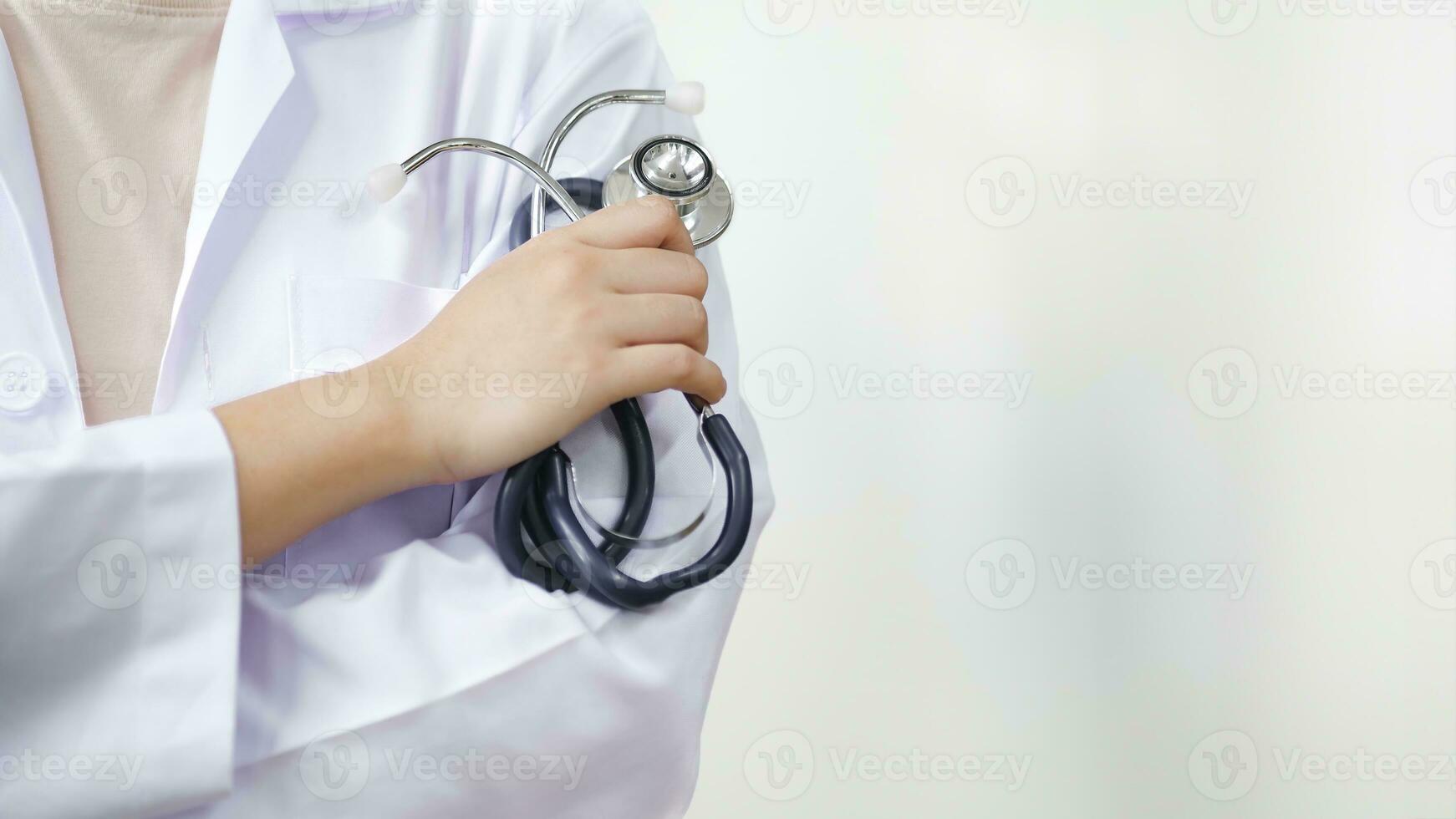 copie espace. médicament médecin en portant stéthoscope dans main portant médical robe debout. photo