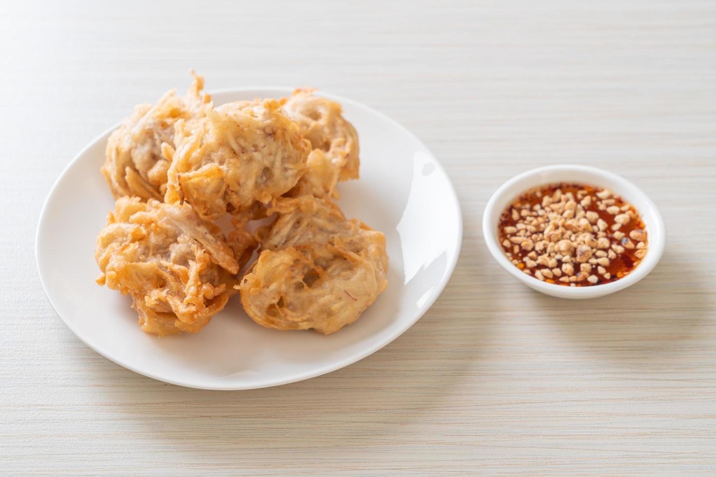 taro frit avec sauce - style végétalien et végétarien photo