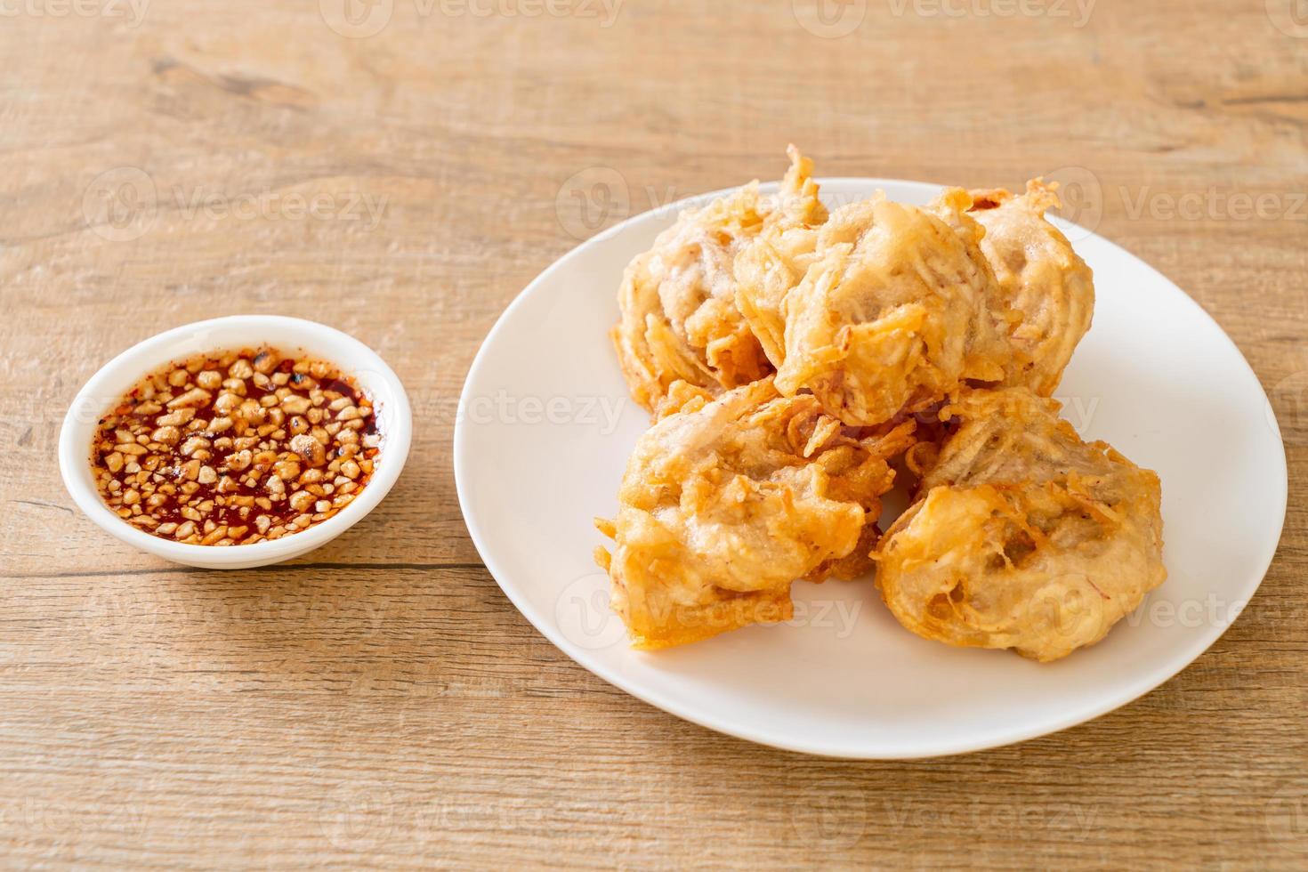 taro frit avec sauce - style végétalien et végétarien photo