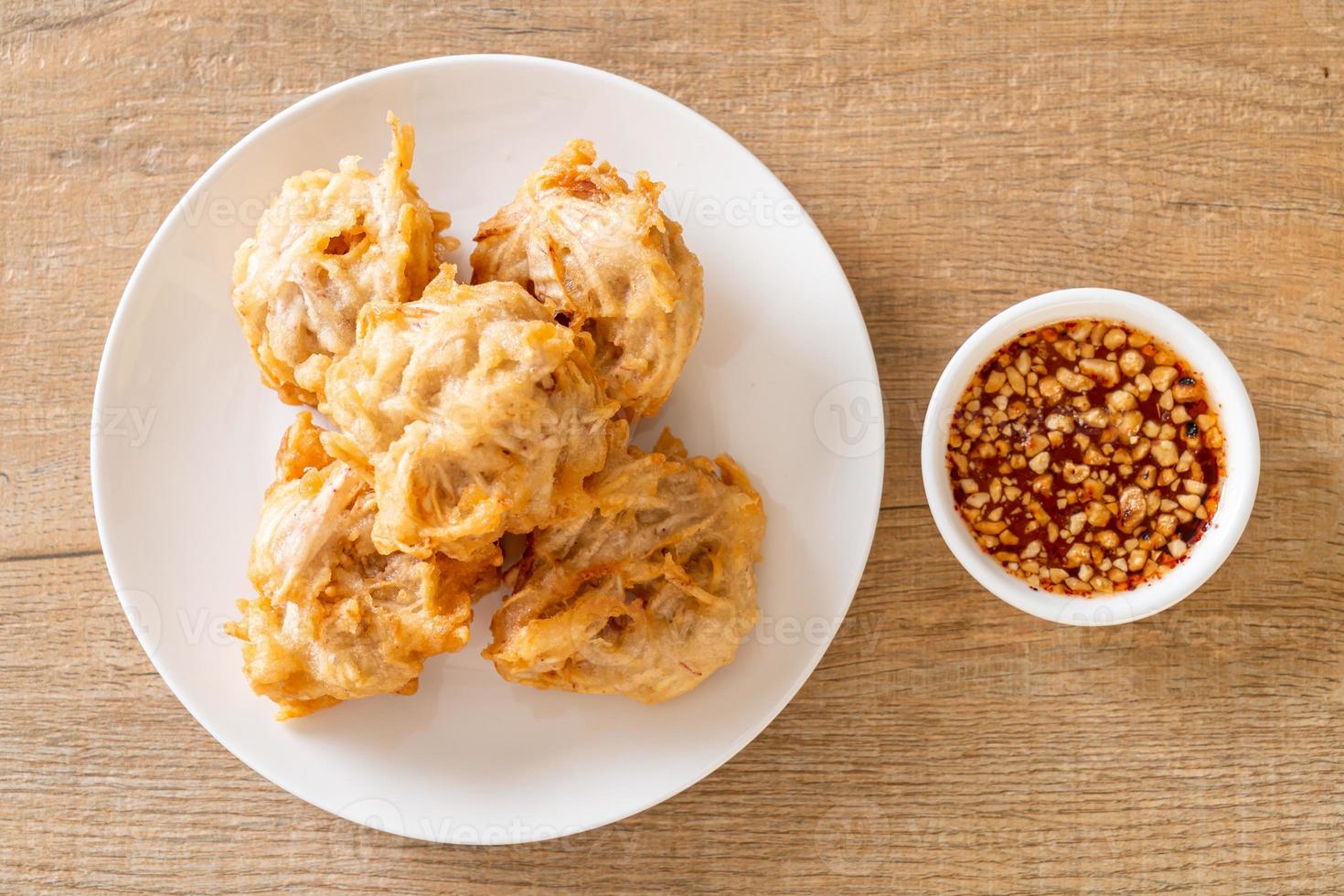 taro frit avec sauce - style végétalien et végétarien photo