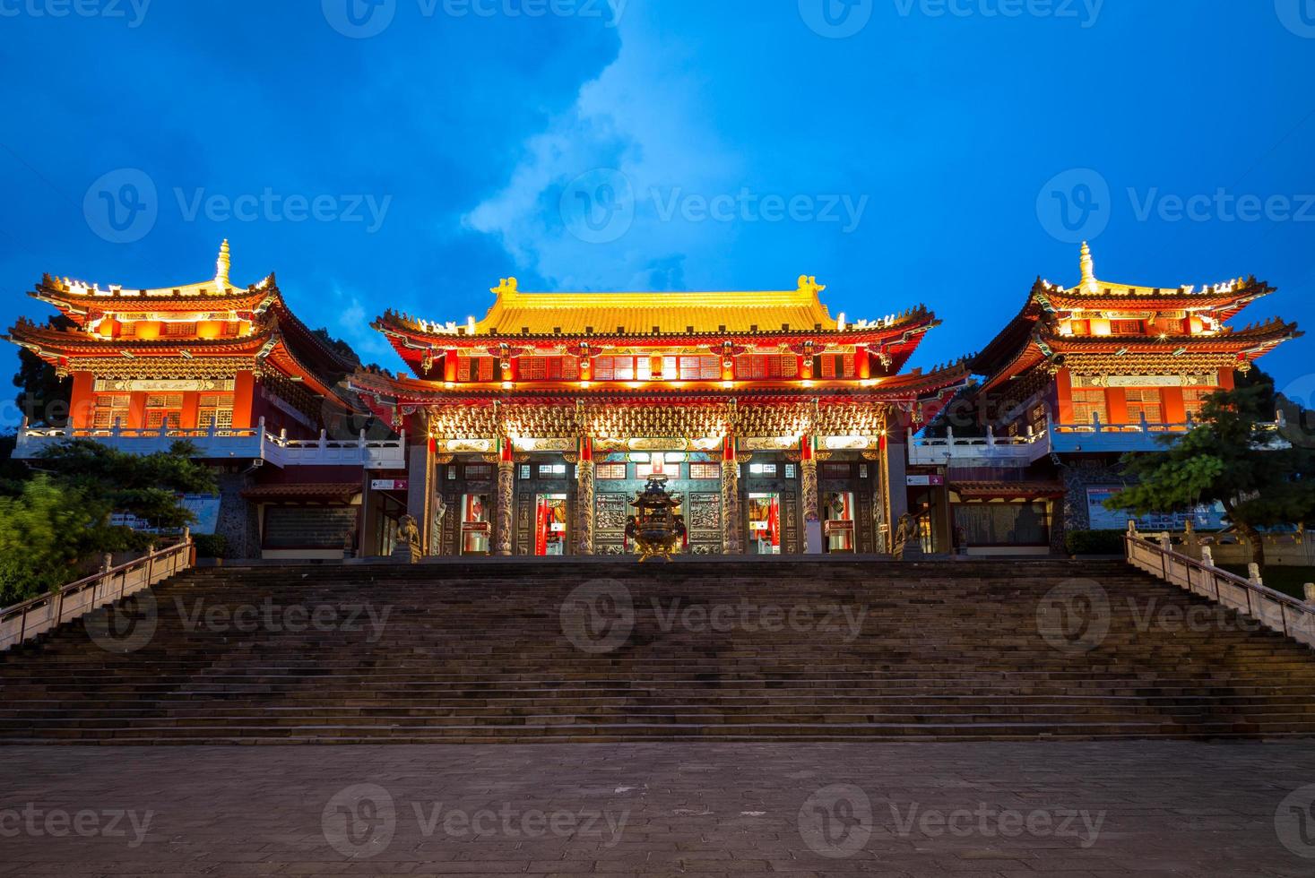 scène de nuit du temple wen wu à nantou, taiwan photo