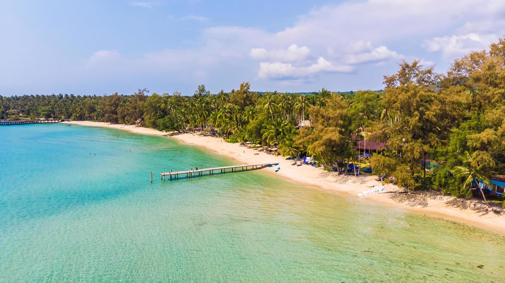 vue aérienne avec mer et plage photo