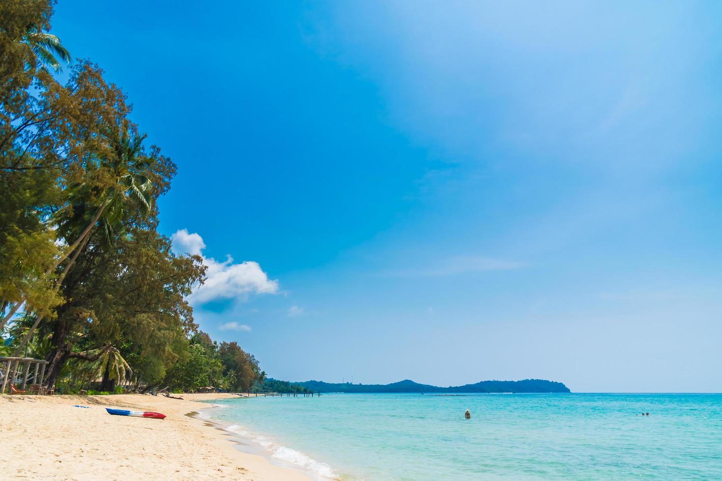 belle plage tropicale et mer photo