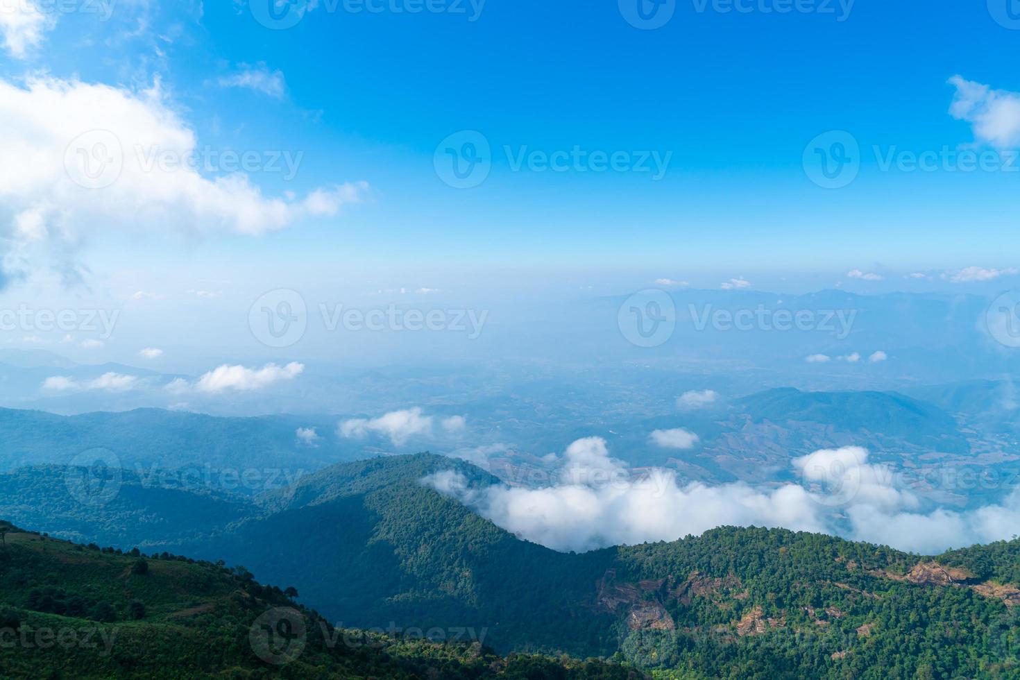 belle couche de montagne avec nuages et ciel bleu à kew mae pan nature trail à chiang mai, thaïlande photo