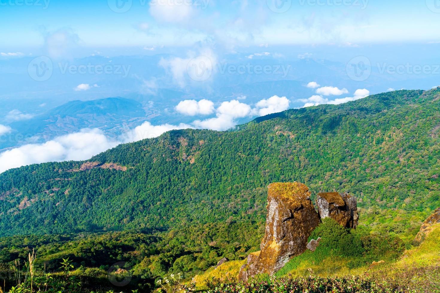 belle couche de montagne avec nuages et ciel bleu à kew mae pan nature trail à chiang mai, thaïlande photo