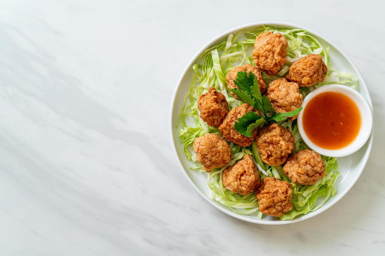 boulettes de crevettes bouillies avec sauce épicée photo