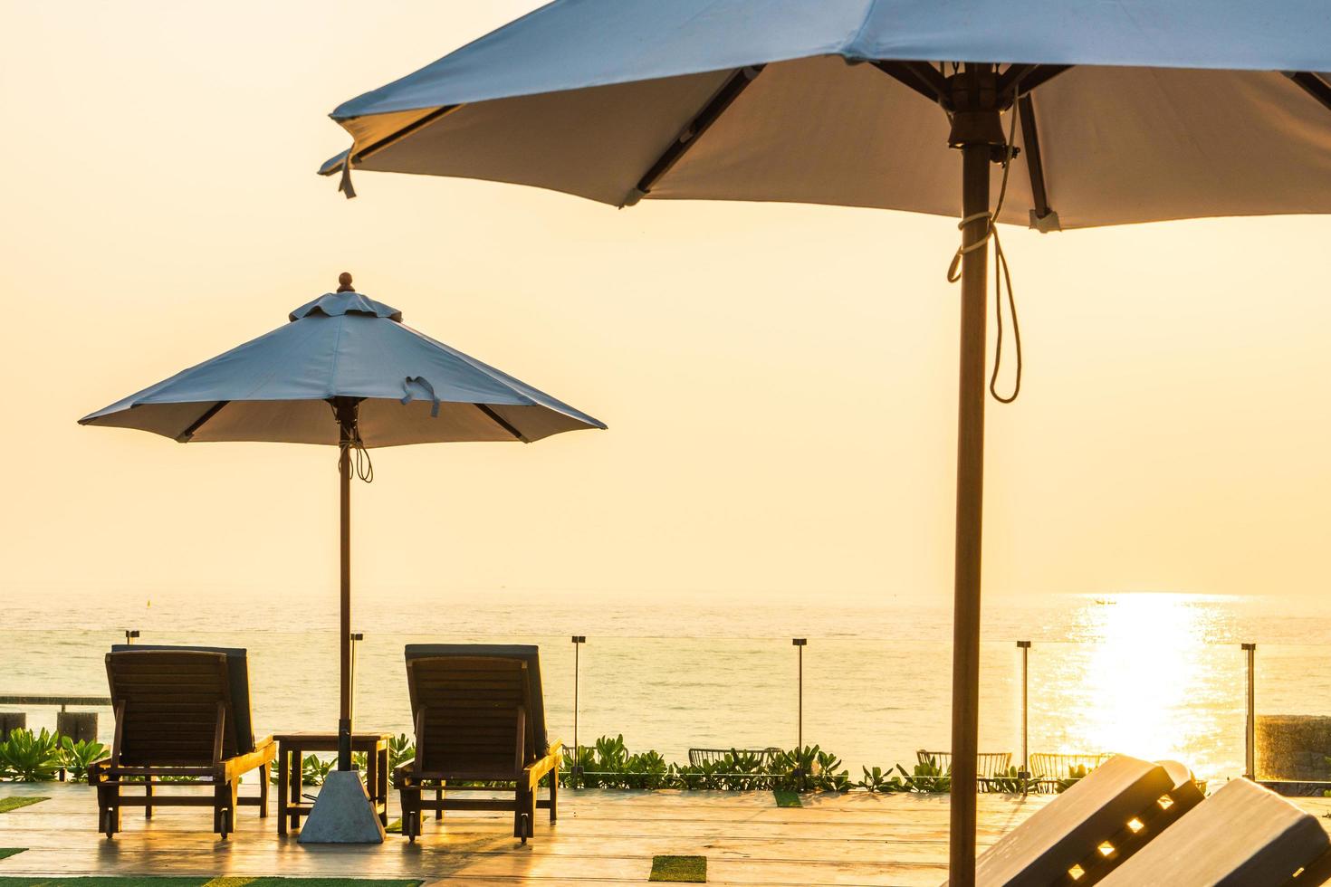 beau parasol et chaise autour de la piscine de l'hôtel et du complexe photo