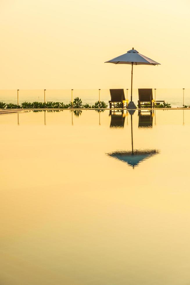 beau parasol et chaise autour de la piscine de l'hôtel et du complexe photo