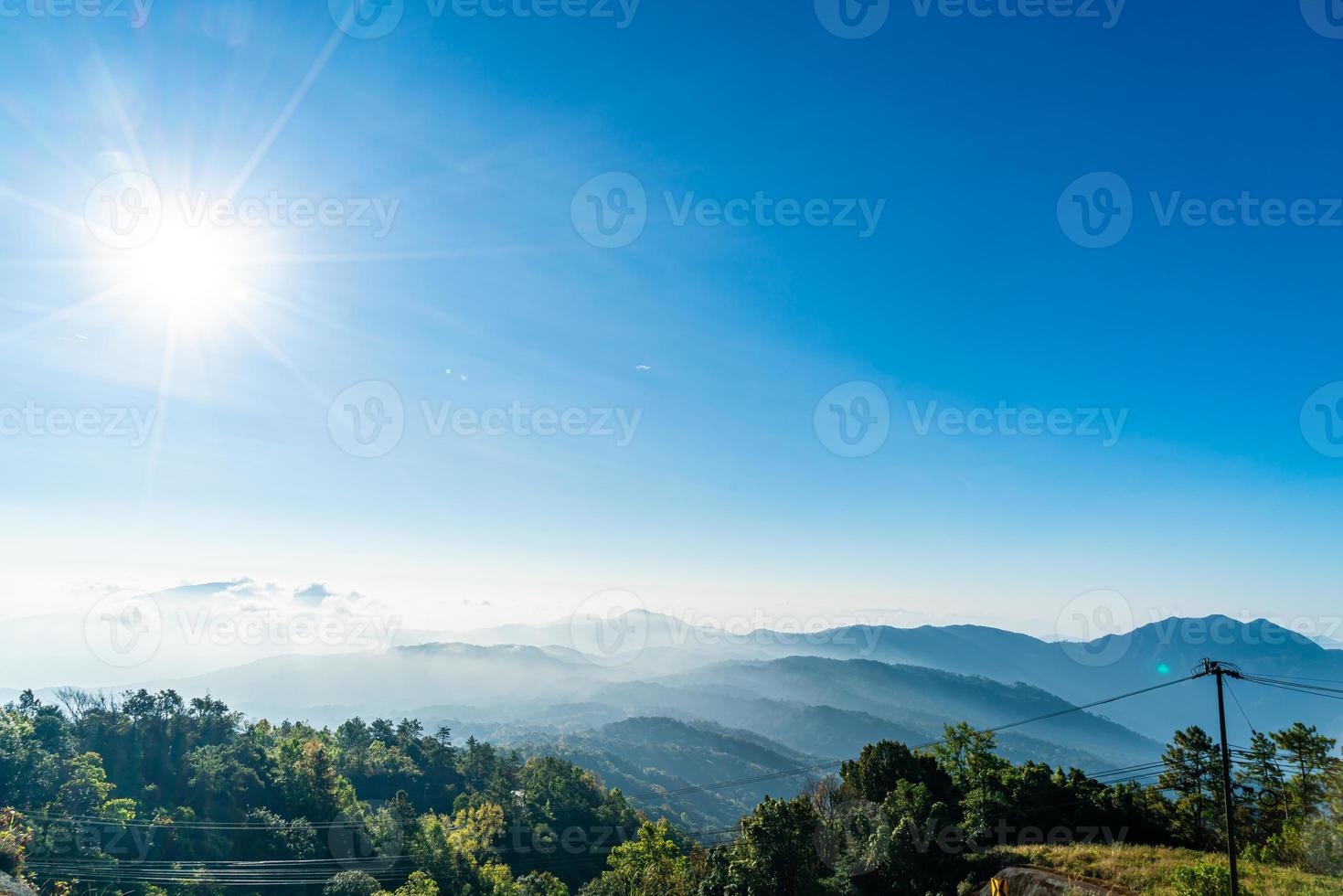 belle couche de montagne avec nuages et lever de soleil à chiang mai en thaïlande photo