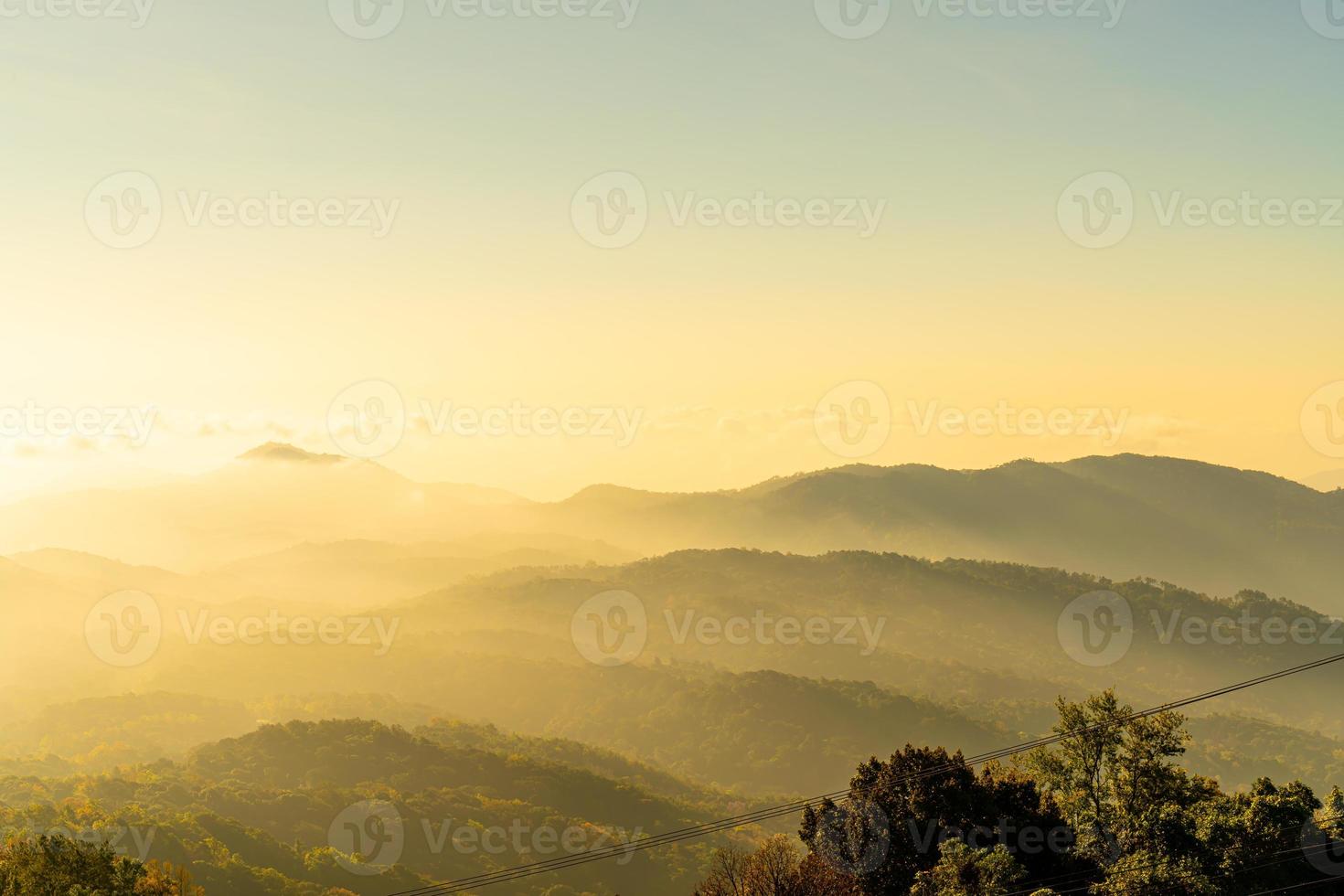 belle couche de montagne avec nuages et lever de soleil à chiang mai en thaïlande photo