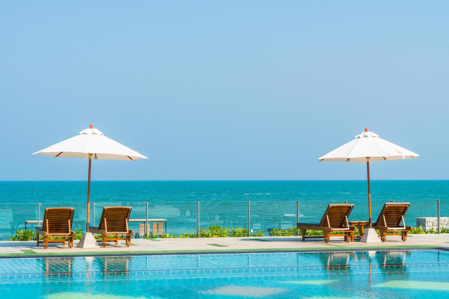 beau parasol et chaise autour de la piscine de l'hôtel et du complexe photo