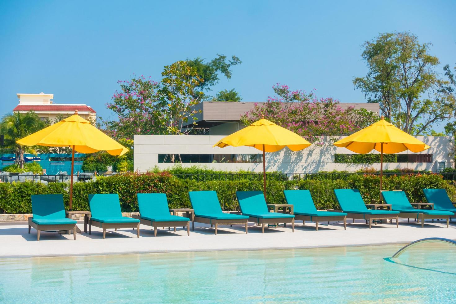 parasol et chaise autour de la piscine photo