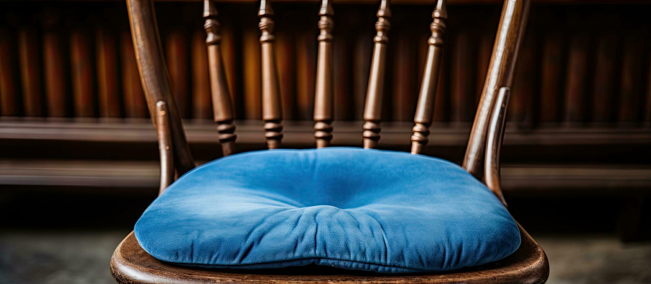 proche en haut de un vieilli chaise avec une bleu coussin photo