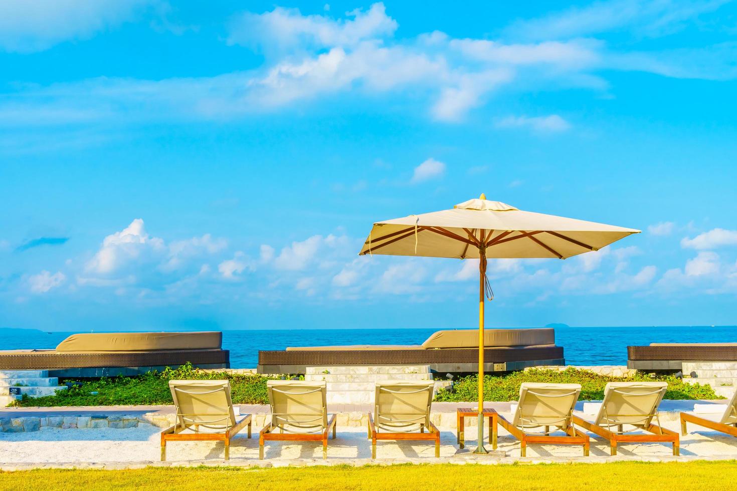 parasol et chaise avec vue sur la mer photo