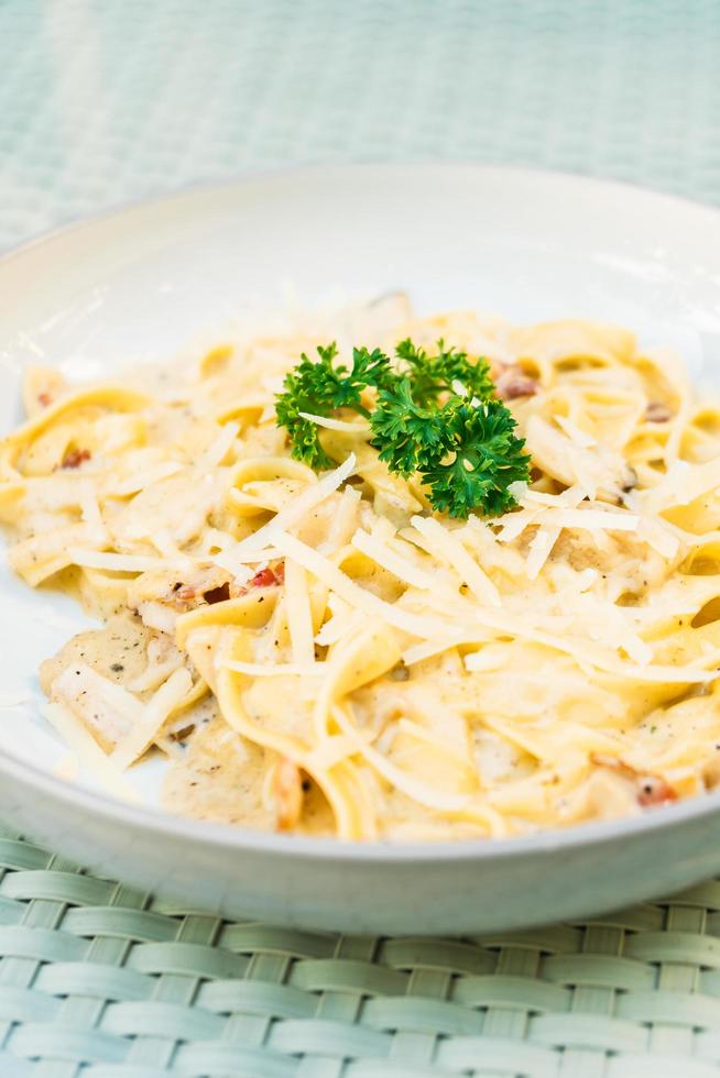 spaghetti ou pâtes à la truffe et sauce à la crème photo