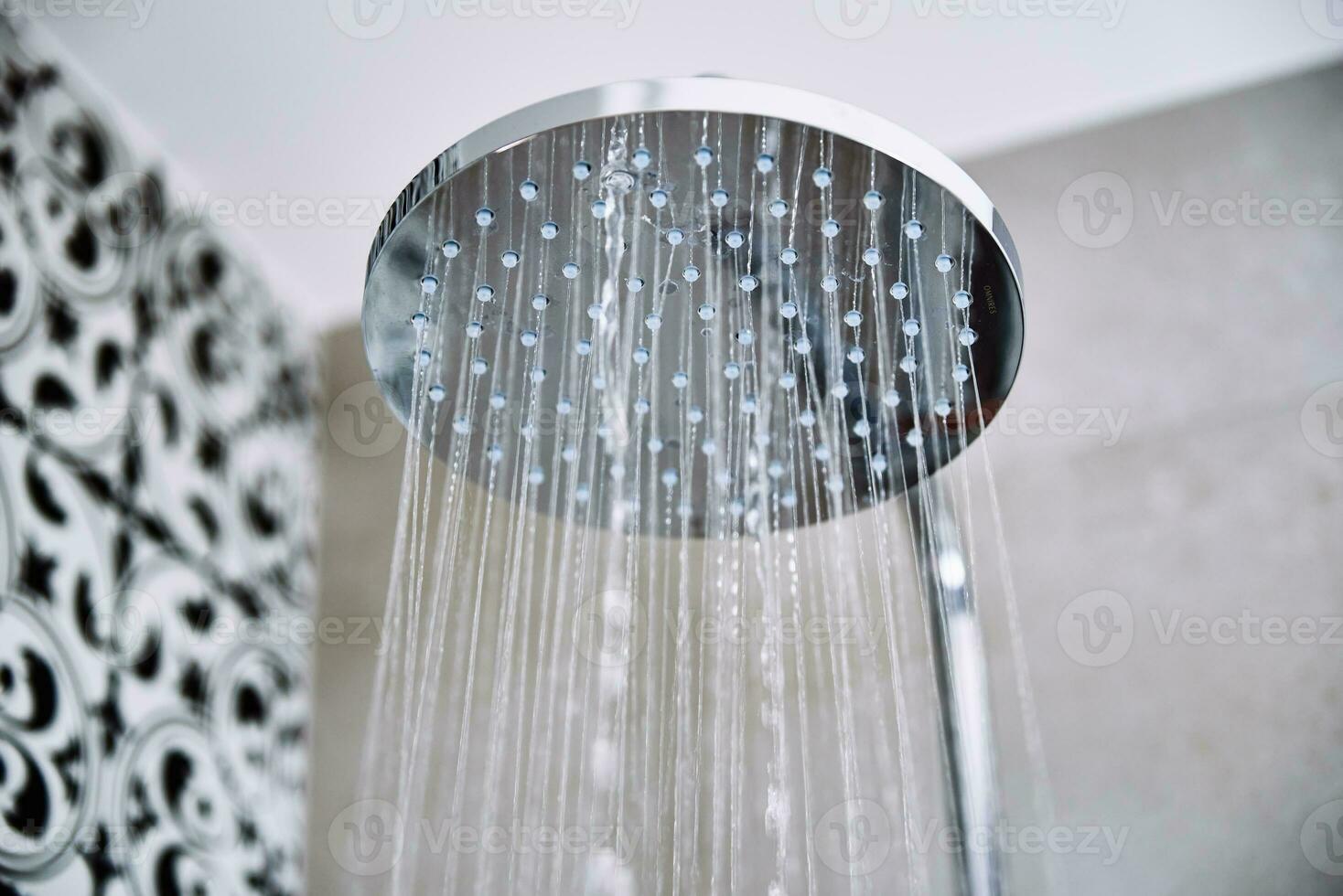 l'eau écoulement de douche tête dans salle de bains photo