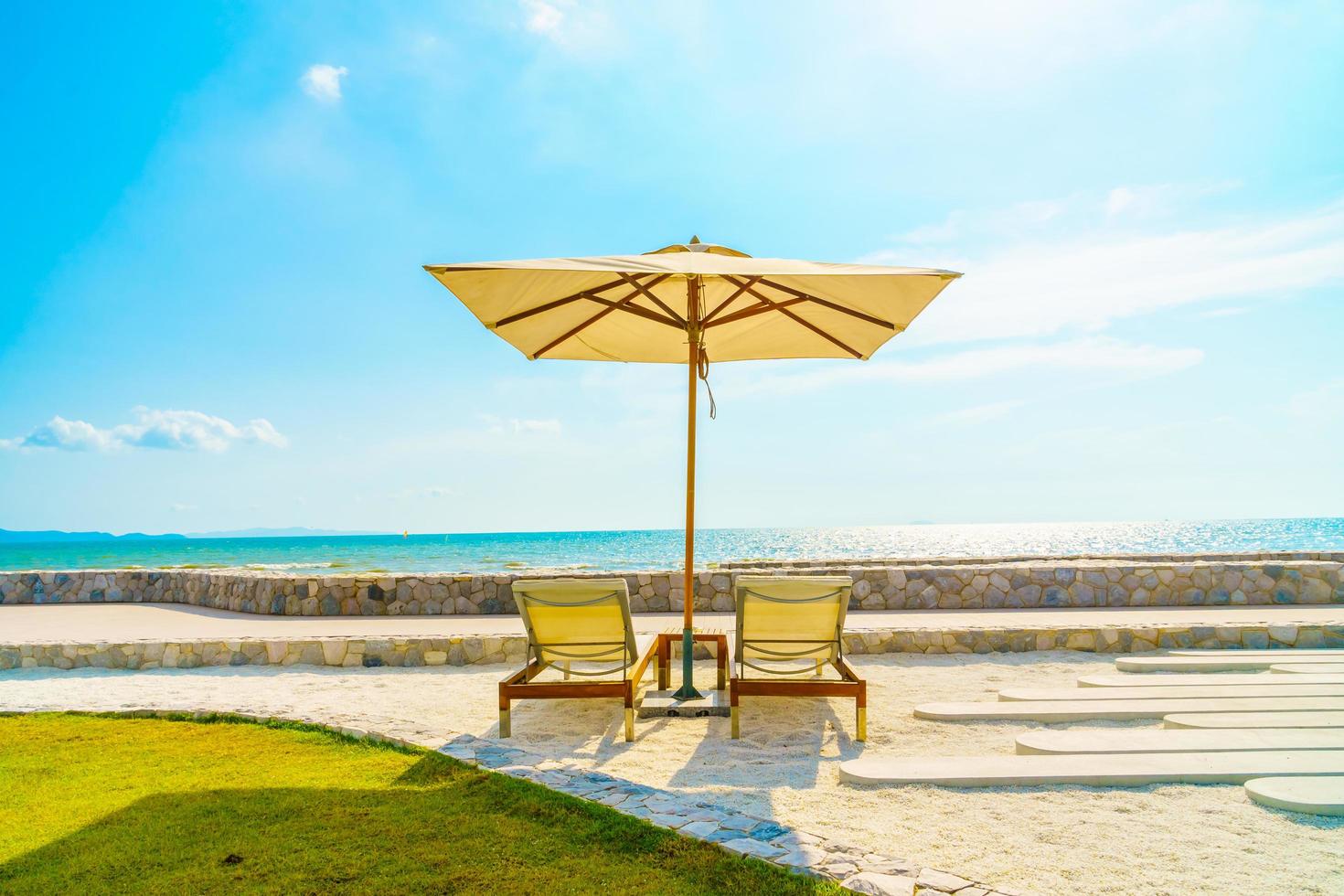parasol et chaise avec vue sur la mer photo
