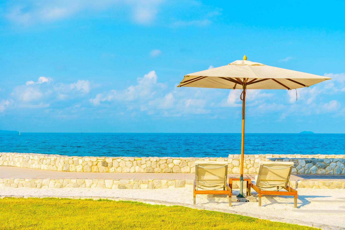 parasol et chaise avec vue sur la mer photo