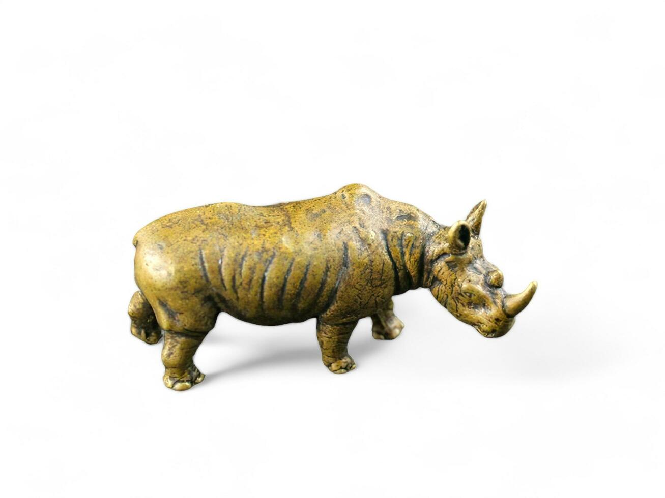 rhinocéros or Couleur animal statue sur blanc Contexte photo
