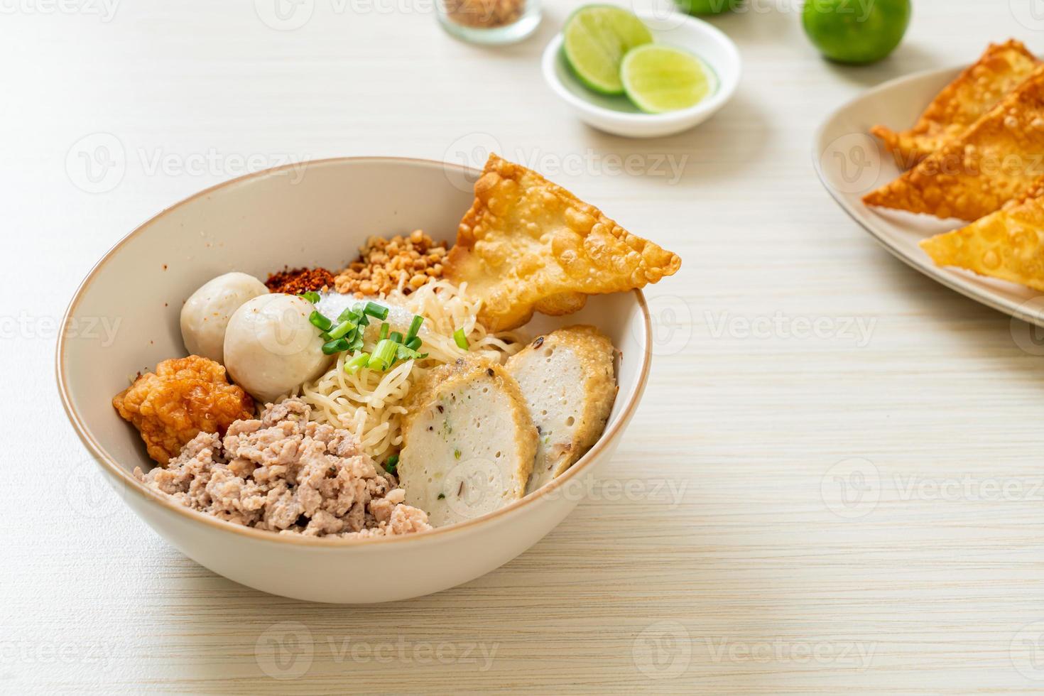 nouilles aux œufs épicées avec boulettes de poisson et boulettes de crevettes sans soupe - style cuisine asiatique photo