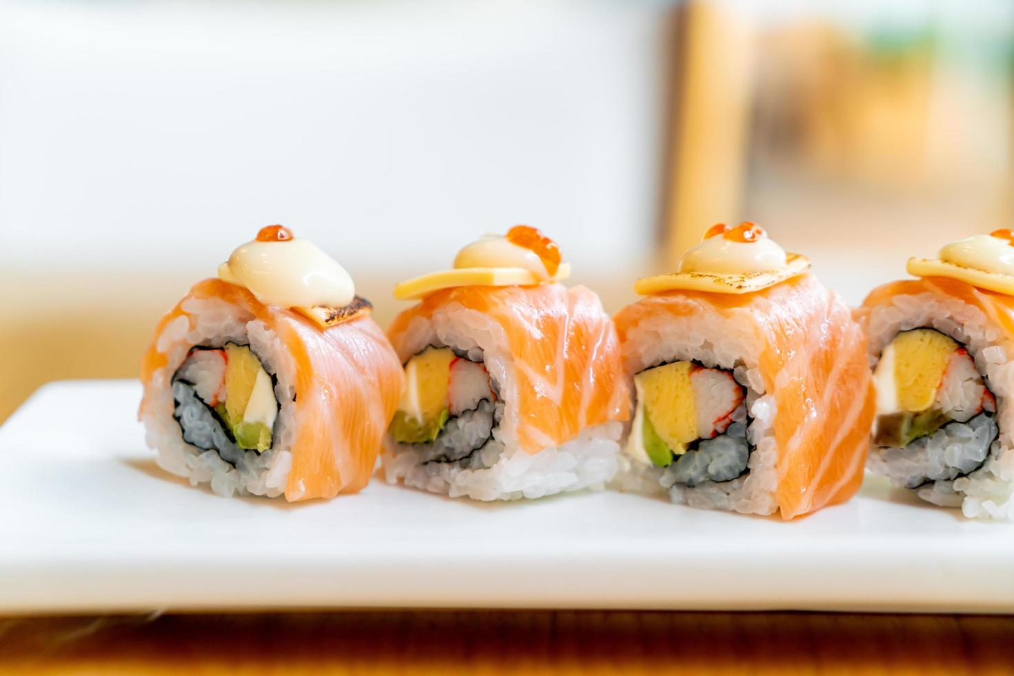 sushi de rouleau de saumon avec du fromage sur le dessus - style de cuisine japonaise photo