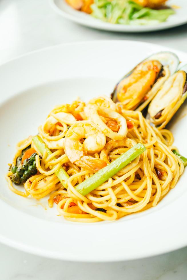 spaghetti et pâtes fruits de mer épicés photo