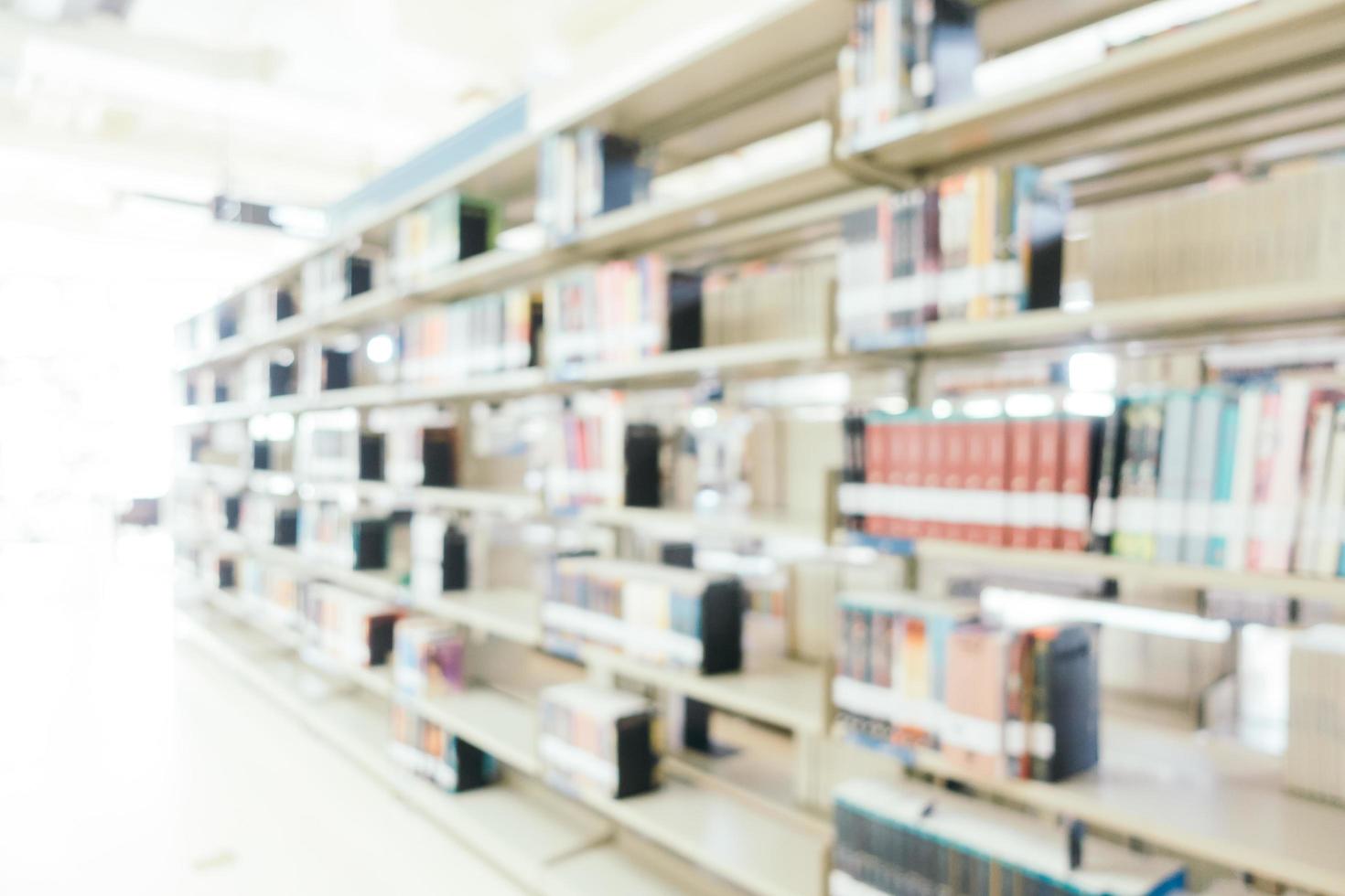 flou abstrait et étagère défocalisée dans la bibliothèque photo