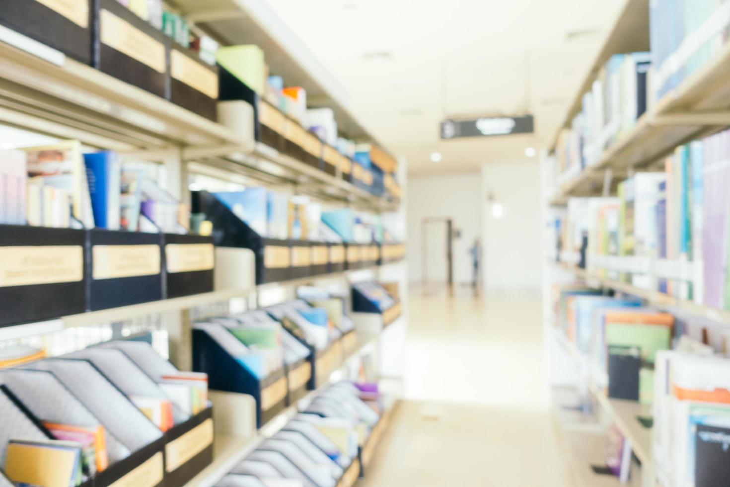 flou abstrait et étagère défocalisée dans la bibliothèque photo