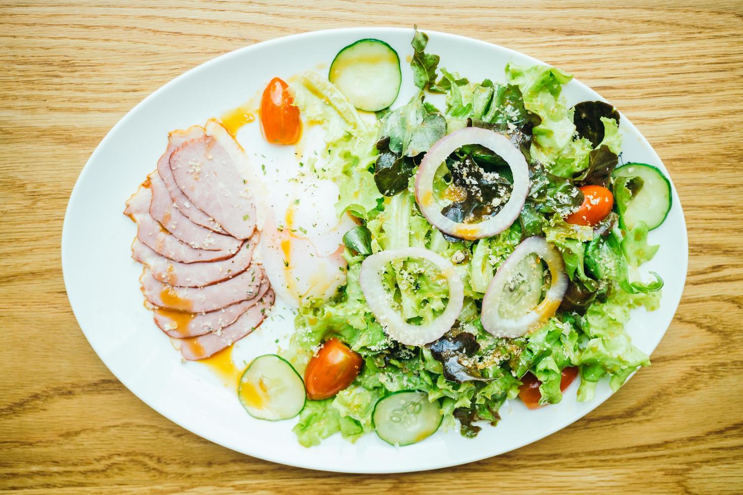 magret de canard avec salade de légumes photo